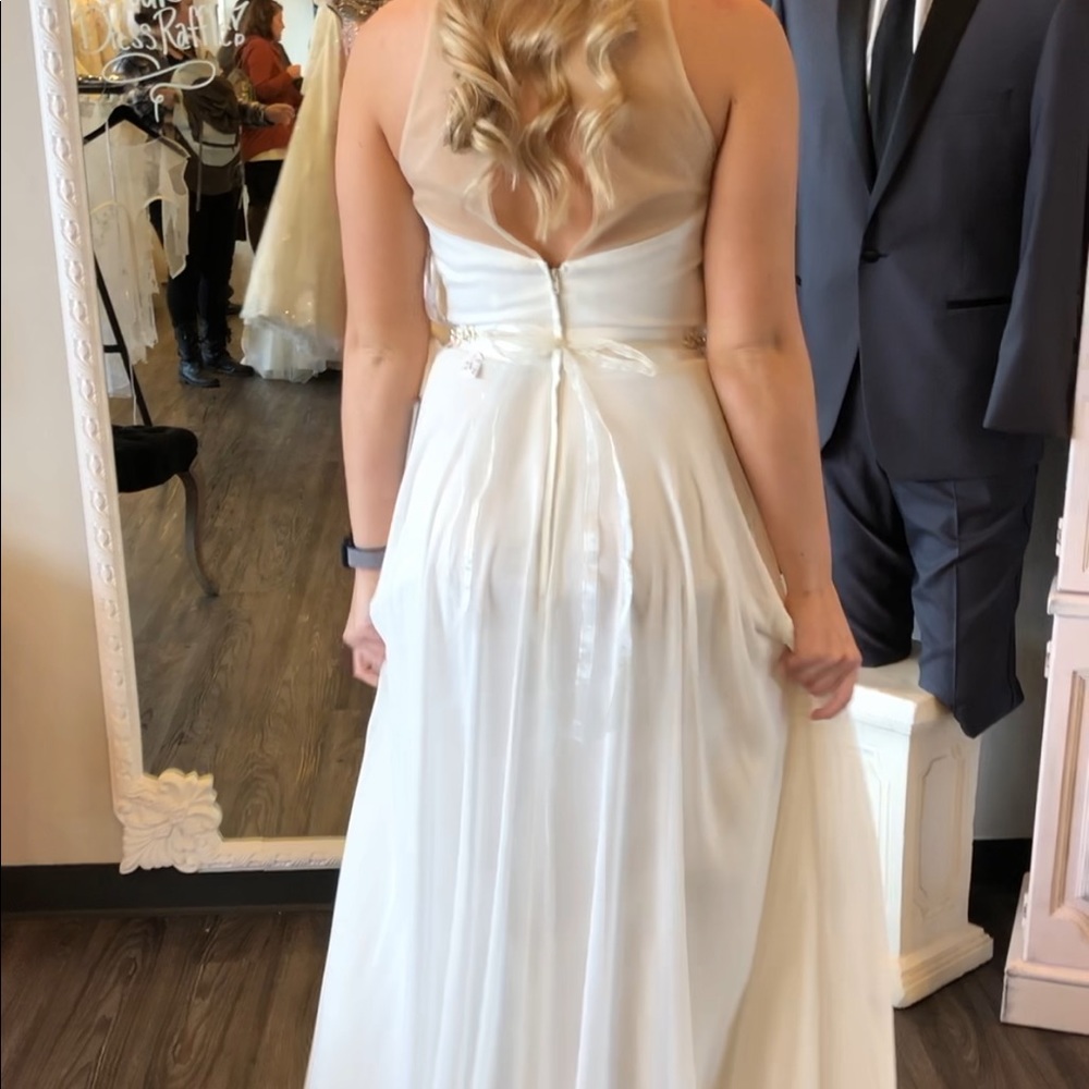 Size 6 Never been worn wedding dress - Picture 2 of 7